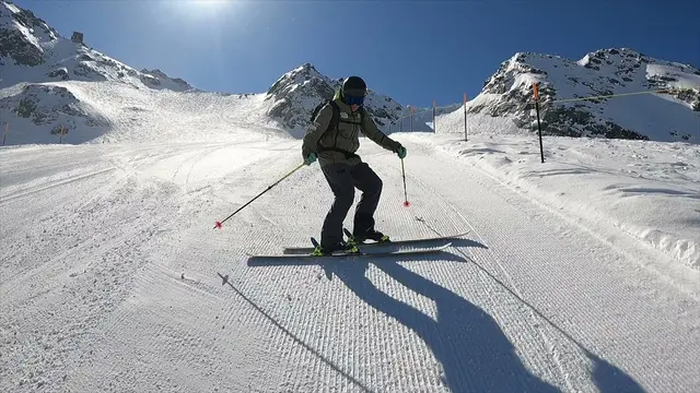 NEGOTIATING OFF PISTE ENTRANCES - SIDE SLIPPING
