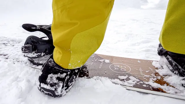 Gliding to Stop on a Snowboard || Beginner Snowboarding Session