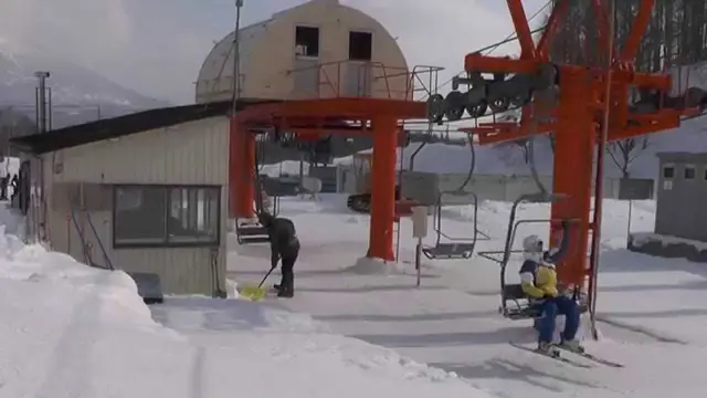 How to get on and off a chairlift on skis