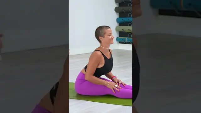 Seated forward fold mistake: lifting off your sit bones ❌