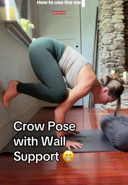 Here’s a great modification for building strength and balance in your Crow Pose 🐦⬛ #crow #crowpose #crowposeyoga #yogabasics #yogateachersoftiktok