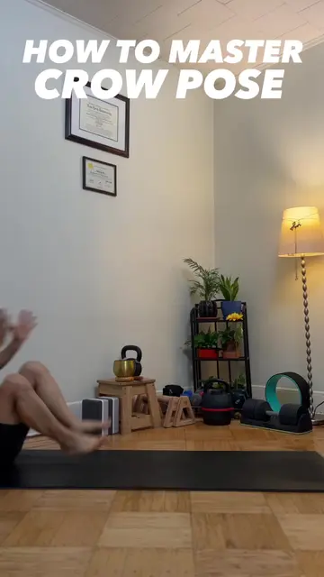 How to Master Crow or Jump into Crow! 🧘♀️✨ If you're looking to strengthen your wrists, shoulders, and core at the same time, here's an ideal exercise for you! 🧘♀️✨ Strengtheni