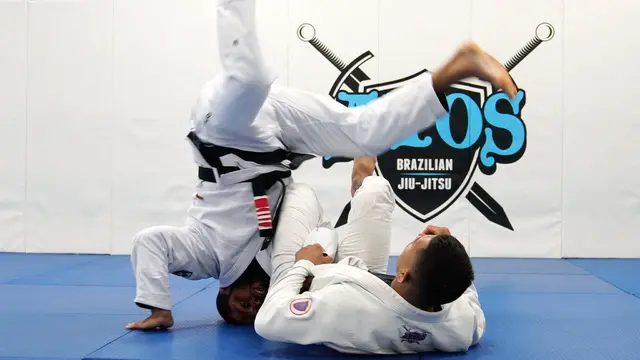 Effective Omoplata Defense - Andre Galvao