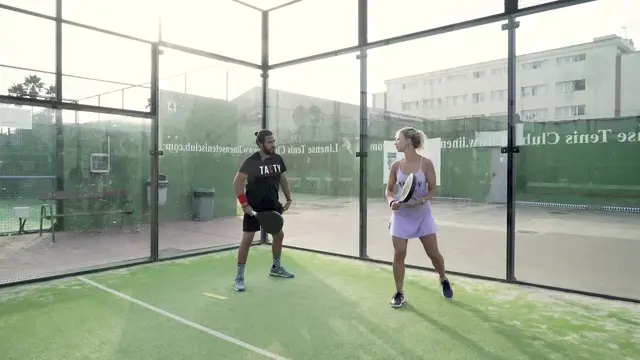 Tasty Padel Training: Backhand lob after a glass